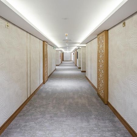 Taiba Suites Madinah Medina Eksteriør billede A corridor at the hotel