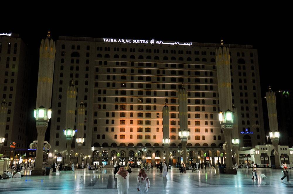 Taiba Suites Madinah Medina Eksteriør billede The hotel at night
