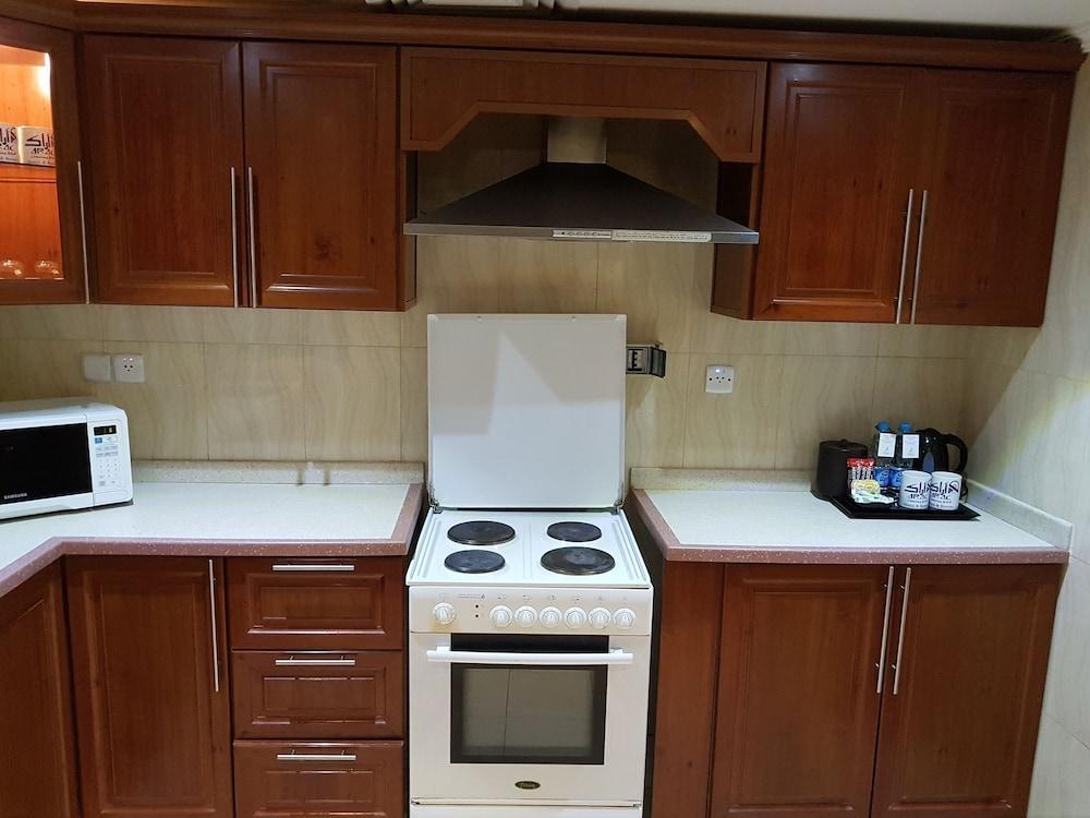Taiba Suites Madinah Medina Eksteriør billede A typical kitchen
