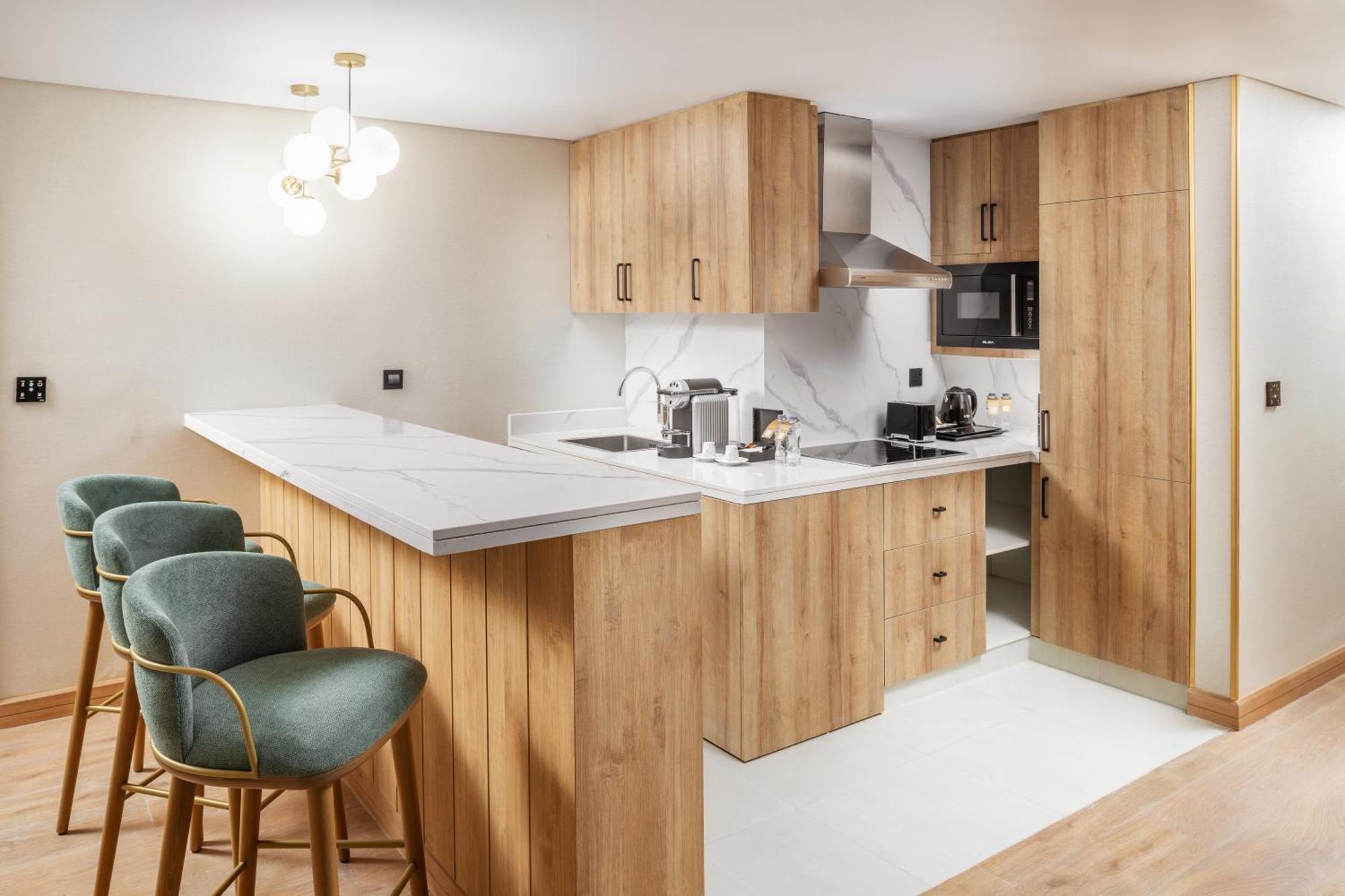 Taiba Suites Madinah Medina Eksteriør billede A kitchen in a serviced apartment