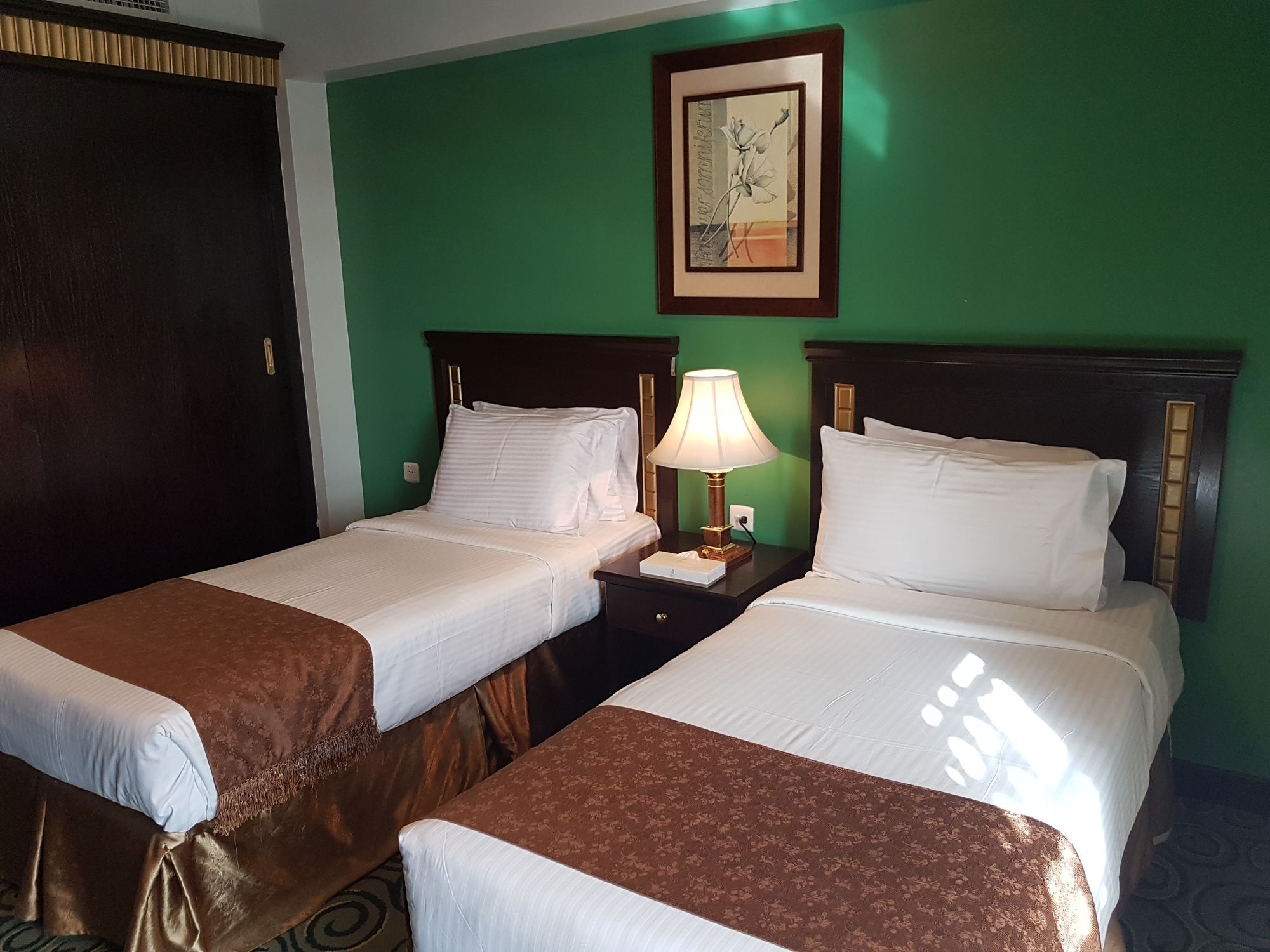 Taiba Suites Madinah Medina Eksteriør billede A room at the hotel
