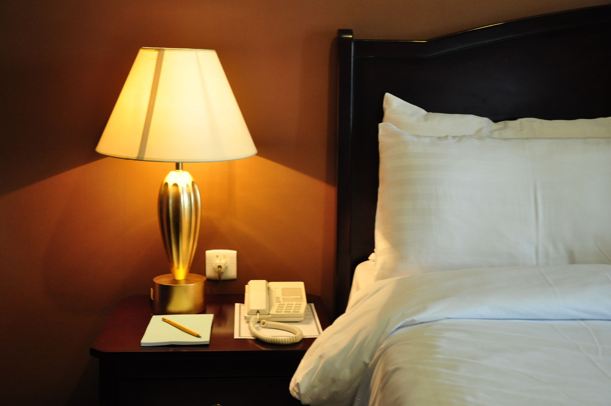 Taiba Suites Madinah Medina Eksteriør billede A lamp on a bedside table