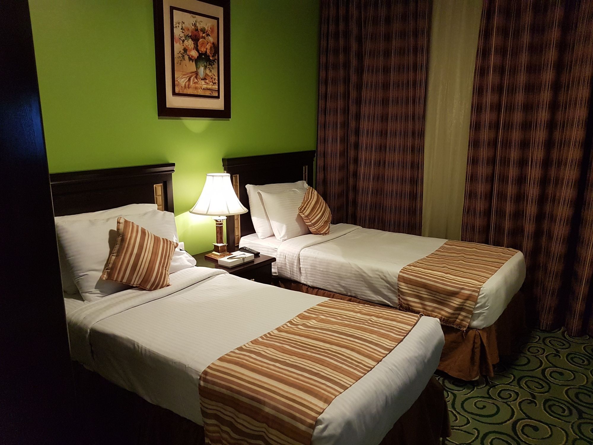 Taiba Suites Madinah Medina Eksteriør billede A room at the hotel