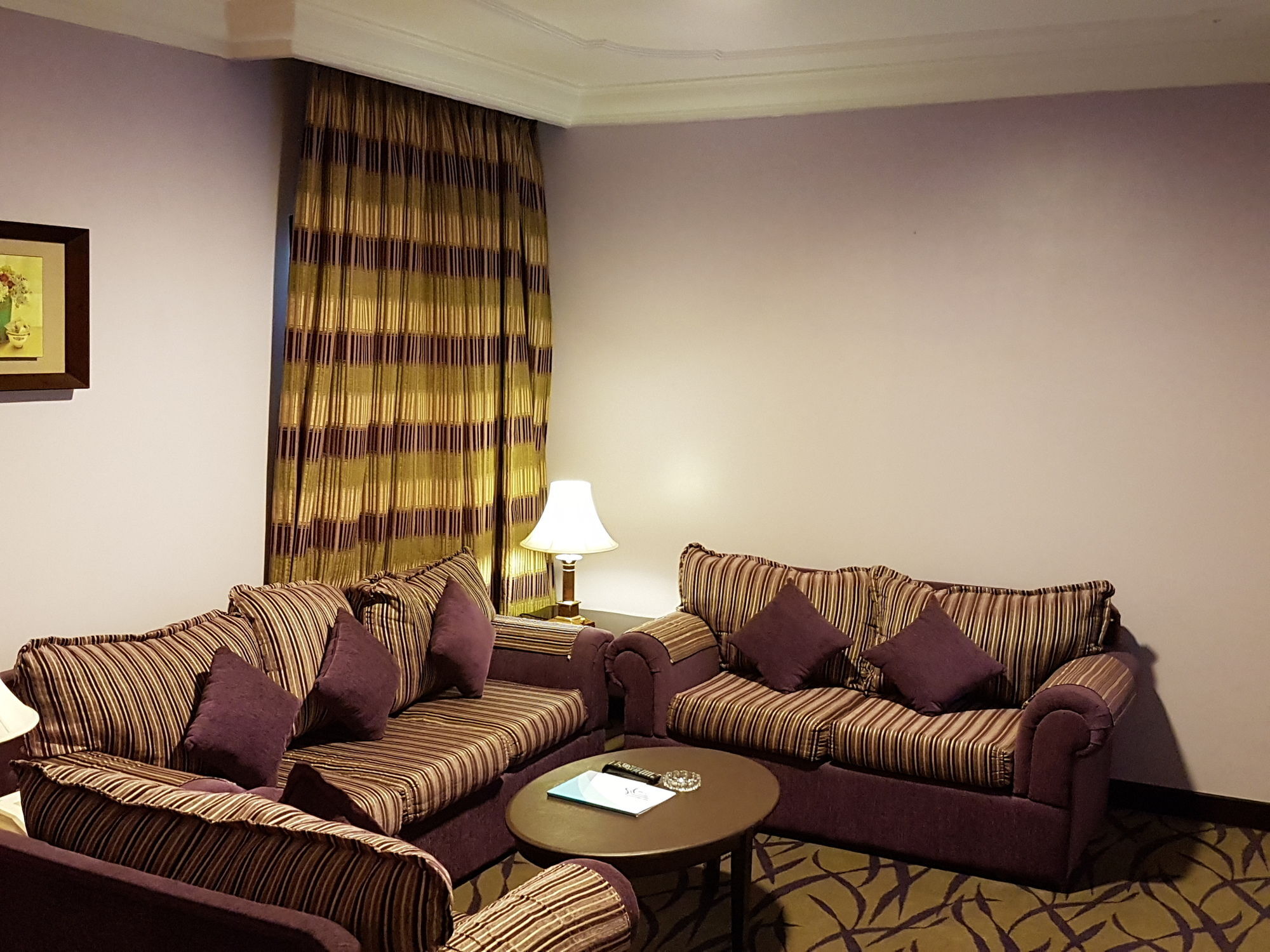 Taiba Suites Madinah Medina Eksteriør billede A living room