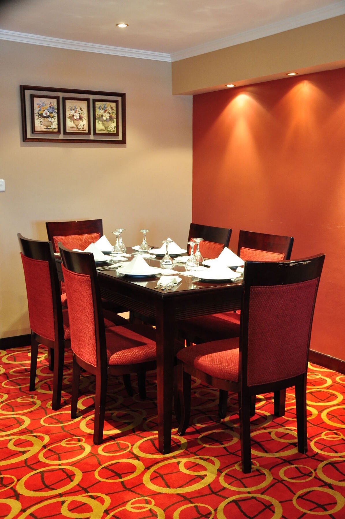 Taiba Suites Madinah Medina Eksteriør billede A dining table