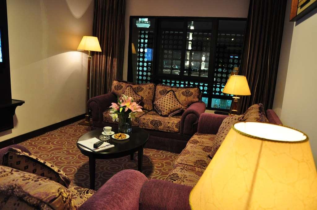 Taiba Suites Madinah Medina Værelse billede A suite at the hotel