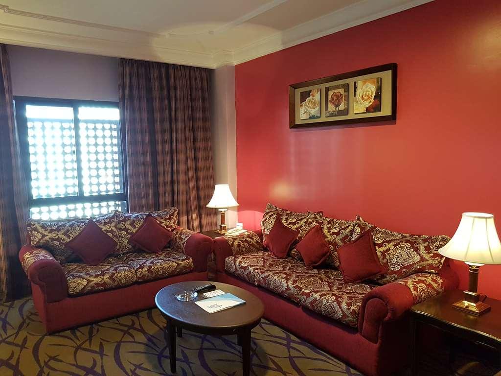 Taiba Suites Madinah Medina Værelse billede A living room in a suite at the Grand Hotel